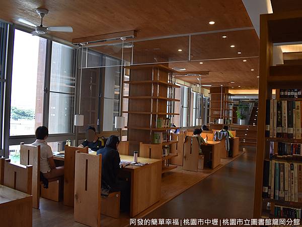 龍岡圖書館32-圖書閱覽區-座位區.JPG