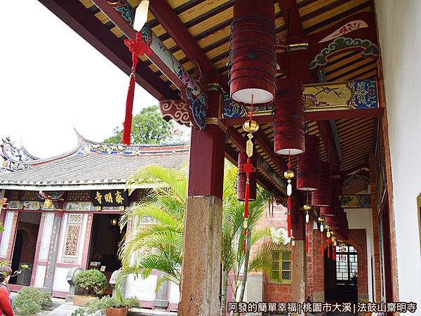 法鼓山齋明寺11-古意的屋簷廊道.JPG