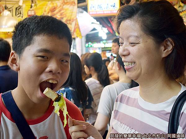 阿國滷味17-很愛演的母子倆.JPG