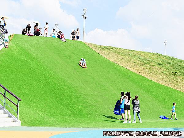 八里騎車趣09-十三行文化公園-滑草.JPG