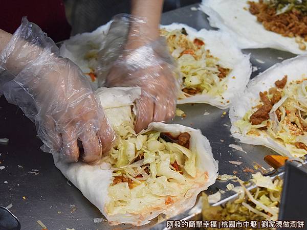 劉家現做潤餅10-餡料都快包不進.JPG