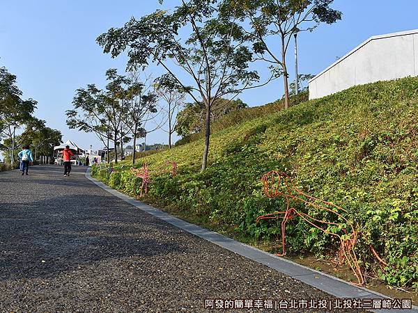 北投社三層崎公園08-緩坡步道旁的一整排的動物裝飾.JPG