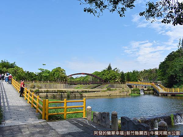 牛欄河親水公園28-上游的步道與吊橋.JPG