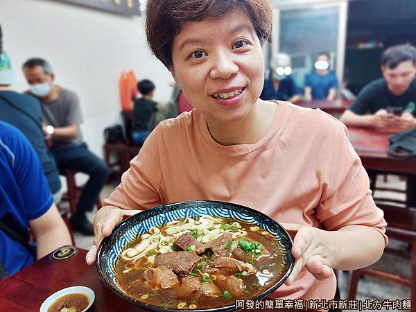 北方牛肉麵12-牛肉麵大-很大一碗.jpg