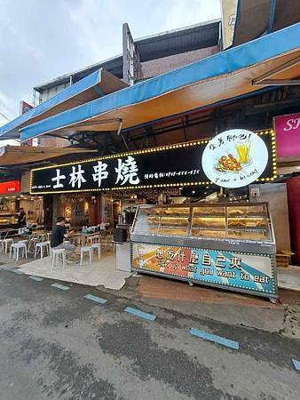 士林夜市美食推薦/士林串燒/平價串燒每串25元起/生啤酒12