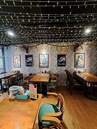 士林夜市美食推薦/士林串燒/平價串燒每串25元起/生啤酒12