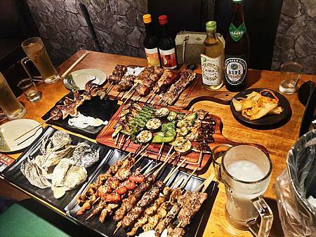 士林夜市美食推薦/士林串燒/平價串燒每串25元起/生啤酒12