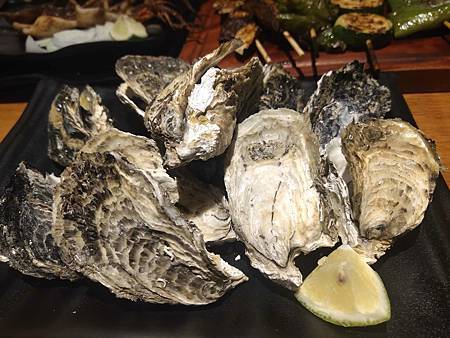 士林夜市美食推薦/士林串燒/平價串燒每串25元起/生啤酒12