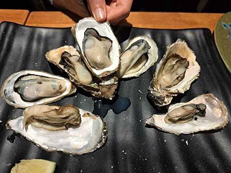 士林夜市美食推薦/士林串燒/平價串燒每串25元起/生啤酒12