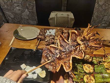 士林夜市美食推薦/士林串燒/平價串燒每串25元起/生啤酒12