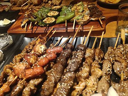 士林夜市美食推薦/士林串燒/平價串燒每串25元起/生啤酒12
