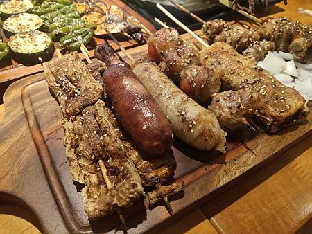 士林夜市美食推薦/士林串燒/平價串燒每串25元起/生啤酒12