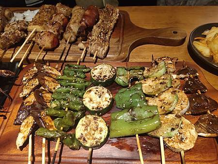 士林夜市美食推薦/士林串燒/平價串燒每串25元起/生啤酒12