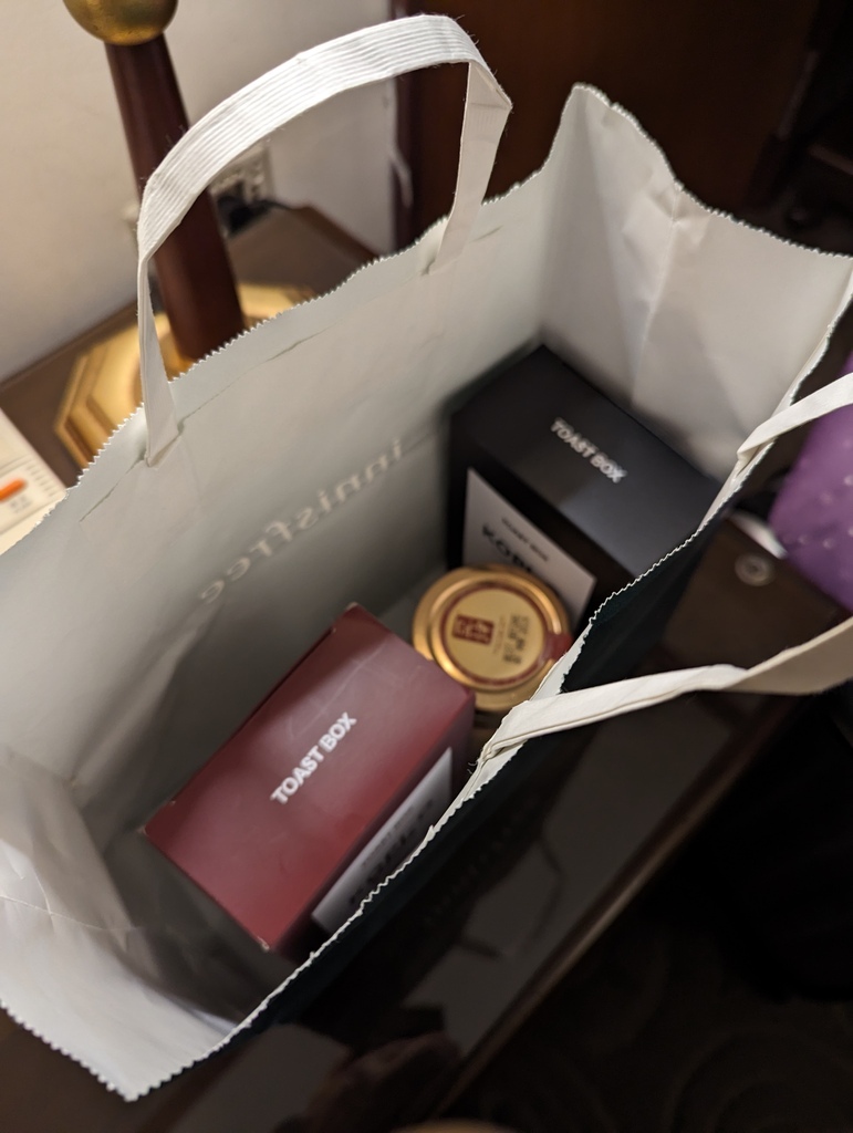 2023 1217 非常感謝劉先生與鄧小姐全家福精美的禮物，