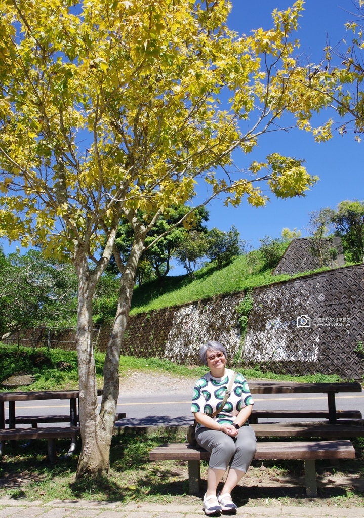 2024 0917 葉小姐與林小姐包車遊日月潭，藍色湖水映著