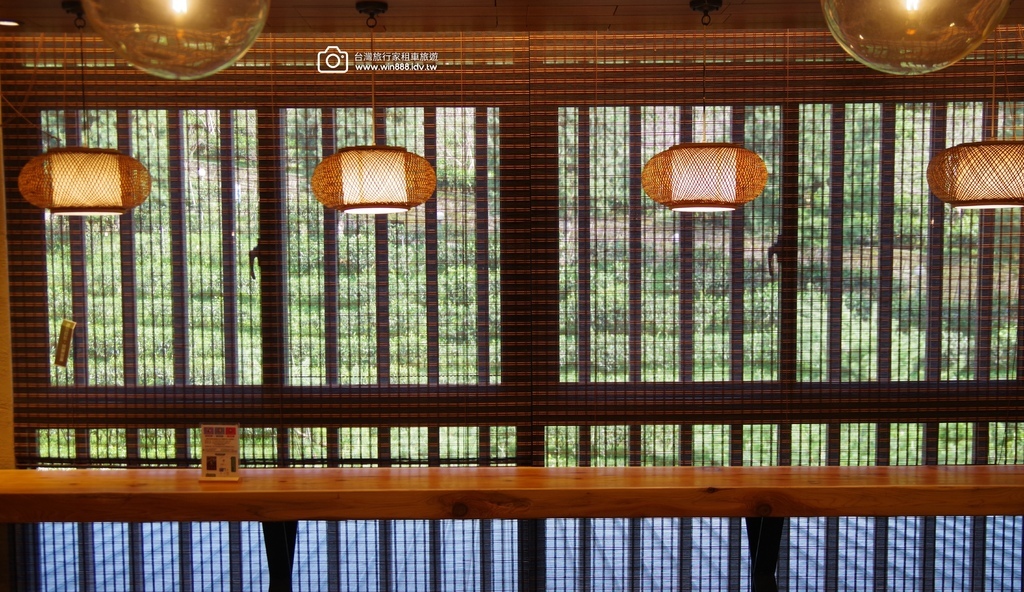 2024 0917 葉小姐與林小姐包車遊日月潭，藍色湖水映著