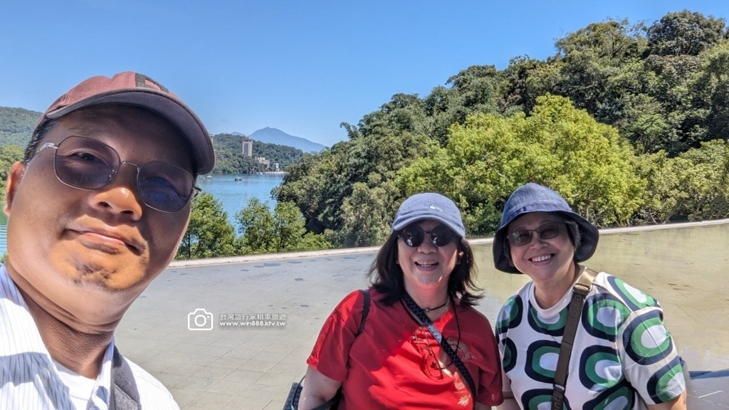 2024 0917 葉小姐與林小姐包車遊日月潭，藍色湖水映著