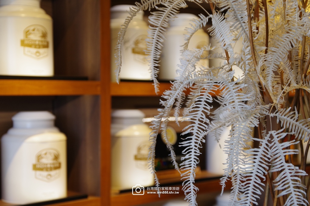 2024 0917 葉小姐與林小姐包車遊日月潭，藍色湖水映著