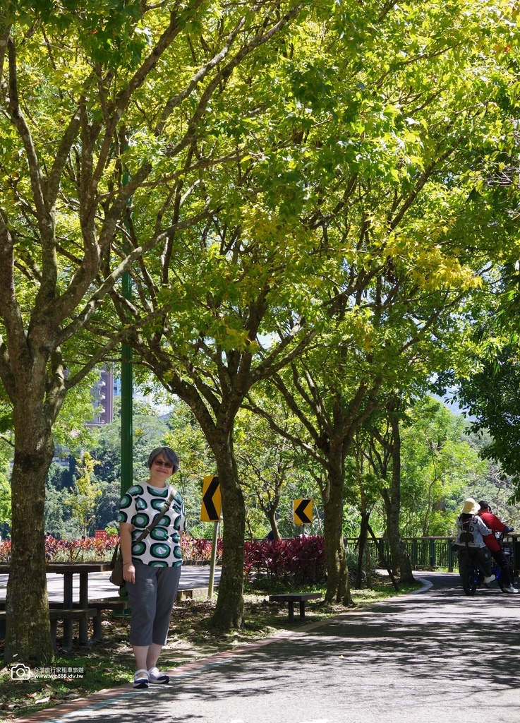 2024 0917 葉小姐與林小姐包車遊日月潭，藍色湖水映著