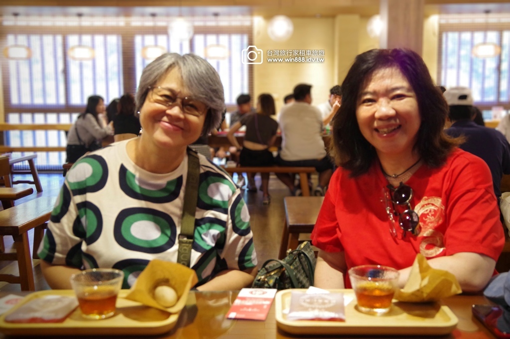 2024 0917 葉小姐與林小姐包車遊日月潭，藍色湖水映著