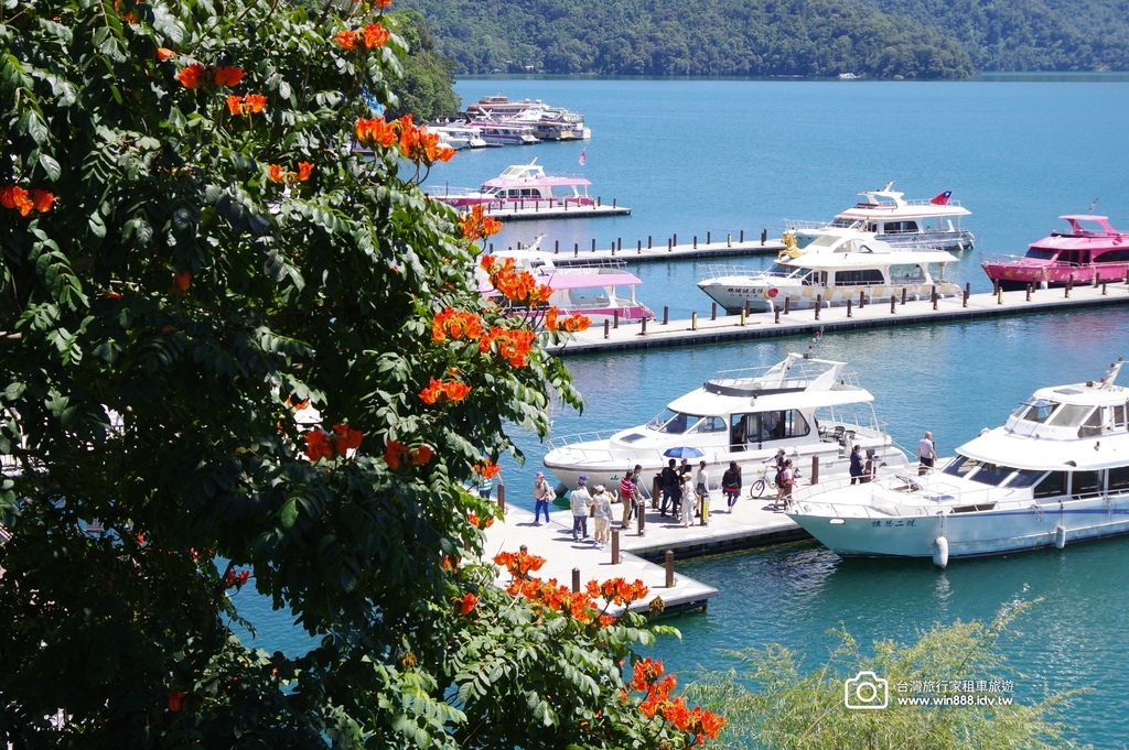 2024 0917 葉小姐與林小姐包車遊日月潭，藍色湖水映著