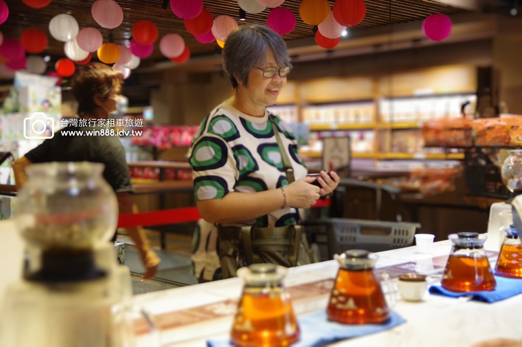 2024 0917 葉小姐與林小姐包車遊日月潭，藍色湖水映著