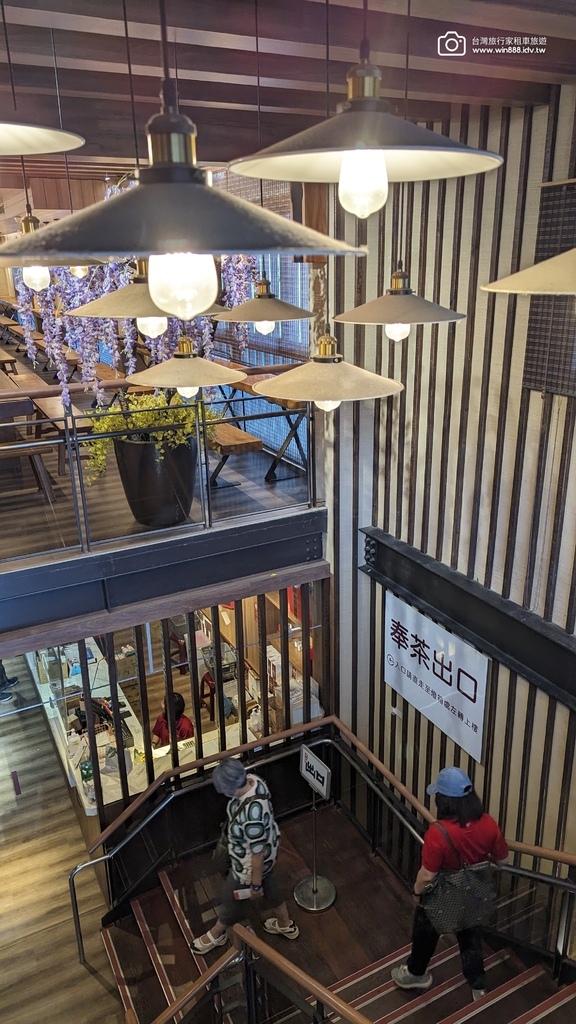 2024 0917 葉小姐與林小姐包車遊日月潭，藍色湖水映著