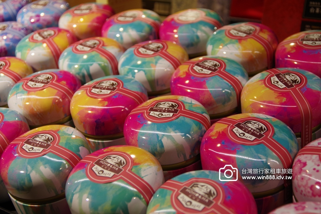 2024 0917 葉小姐與林小姐包車遊日月潭，藍色湖水映著