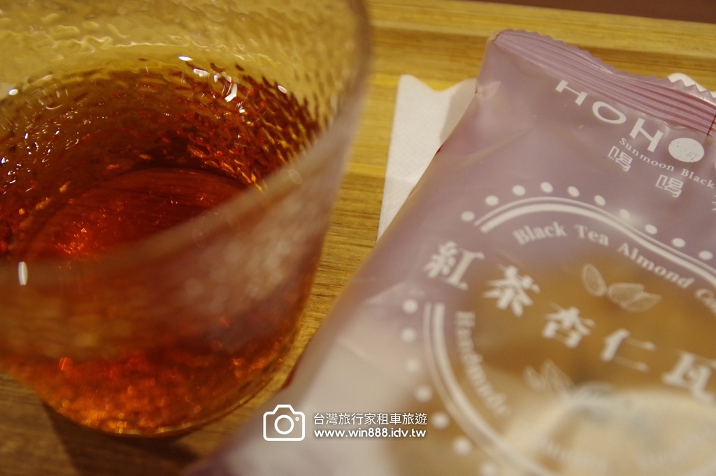 2024 0917 葉小姐與林小姐包車遊日月潭，藍色湖水映著