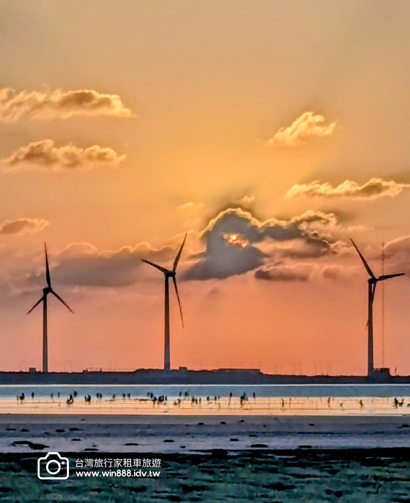 2024  1010 今天高美夕陽在東北季風吹拂雲朵下，展現