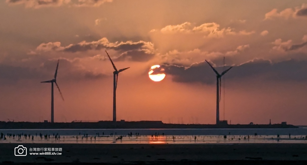 2024  1010 今天高美夕陽在東北季風吹拂雲朵下，展現