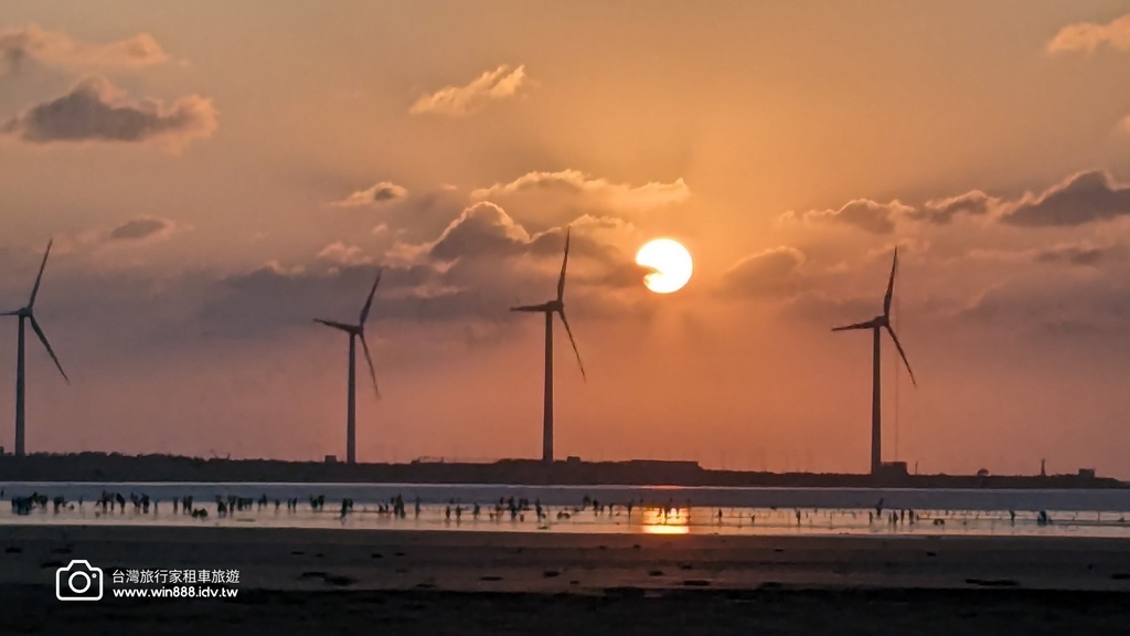 2024  1010 今天高美夕陽在東北季風吹拂雲朵下，展現