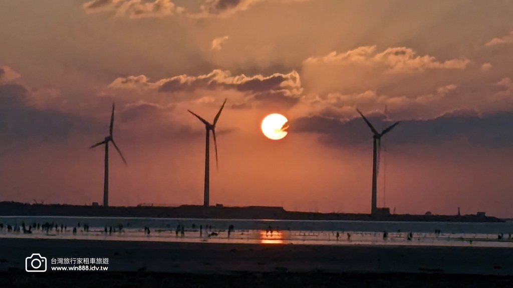 2024  1010 今天高美夕陽在東北季風吹拂雲朵下，展現