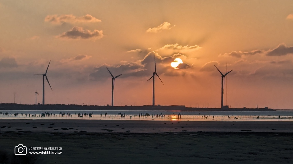 2024  1010 今天高美夕陽在東北季風吹拂雲朵下，展現