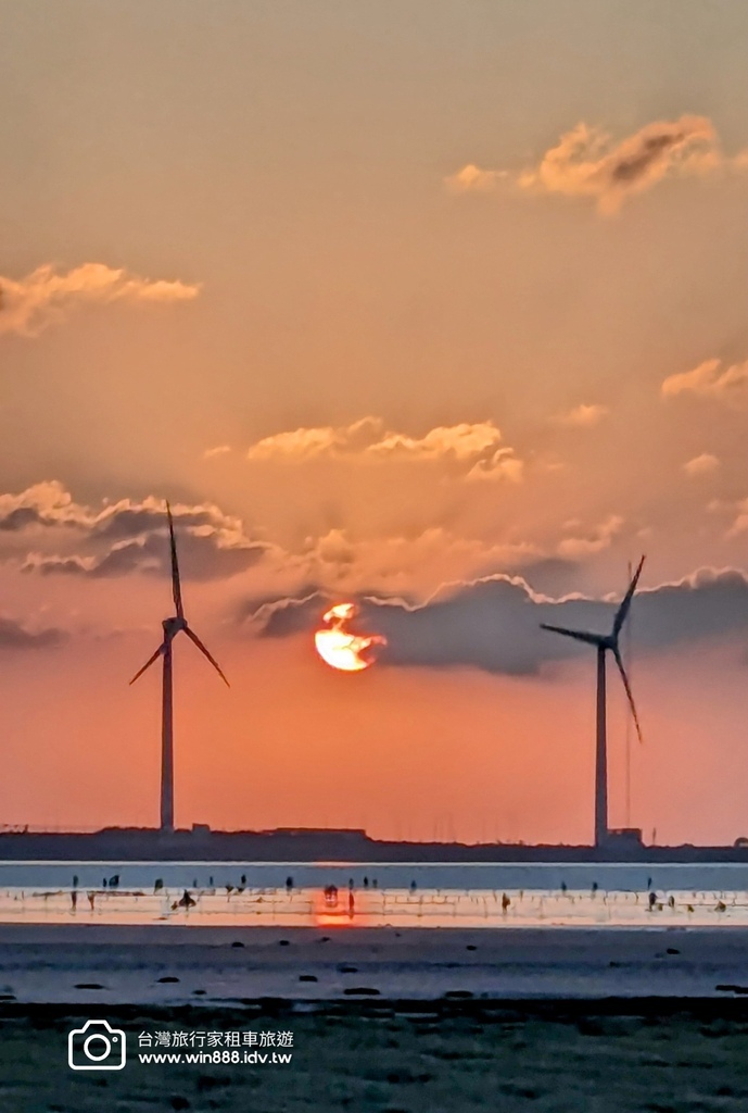 2024  1010 今天高美夕陽在東北季風吹拂雲朵下，展現