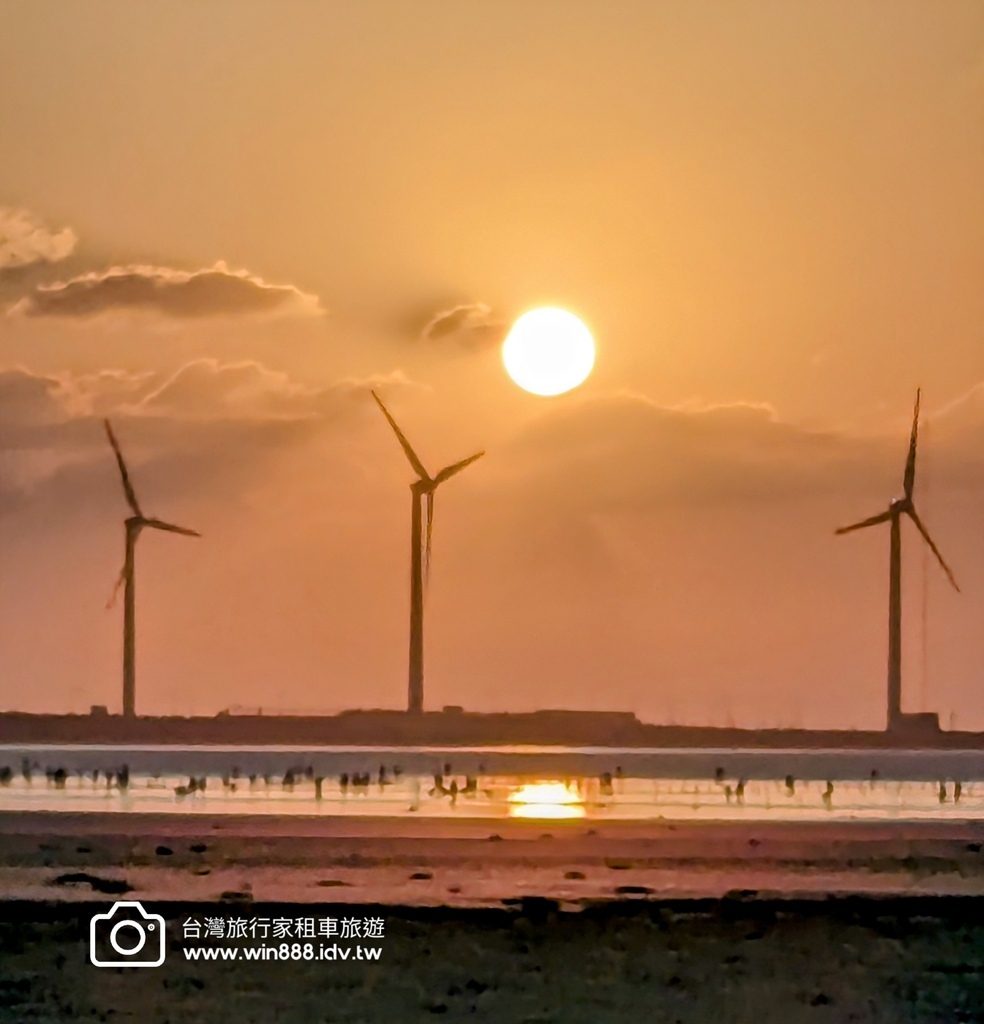 2024  1010 今天高美夕陽在東北季風吹拂雲朵下，展現