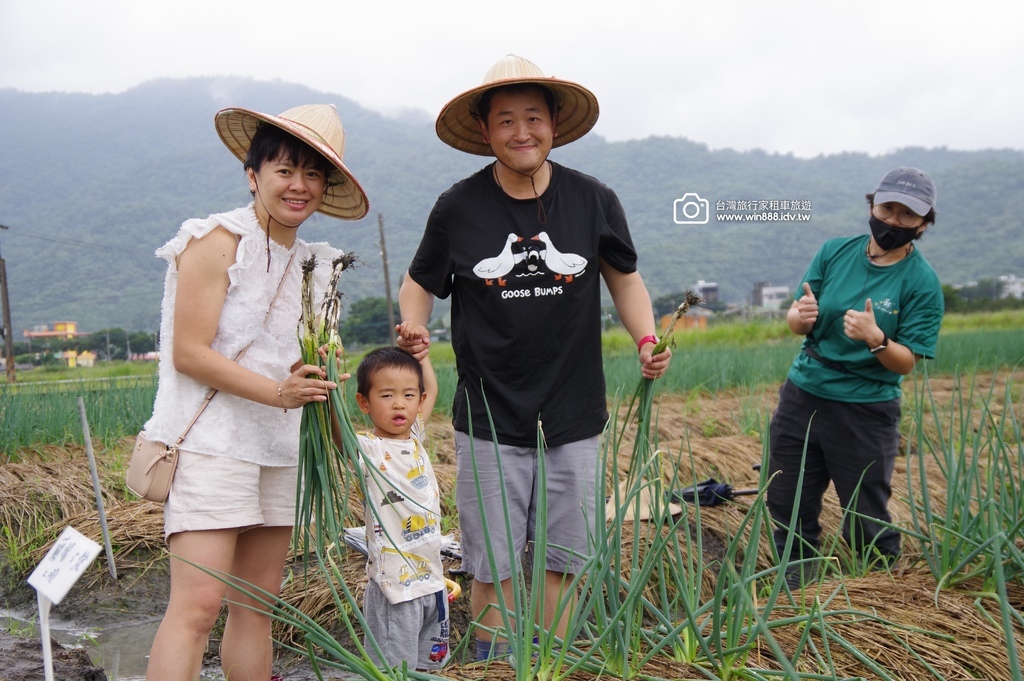 2024 1022 宜蘭親子旅遊，小動物餵食，拔蔥做蔥餅。