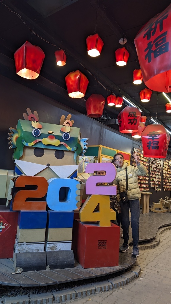 2024 1215 用完早餐，來到小朋友超愛的 紙箱王Car