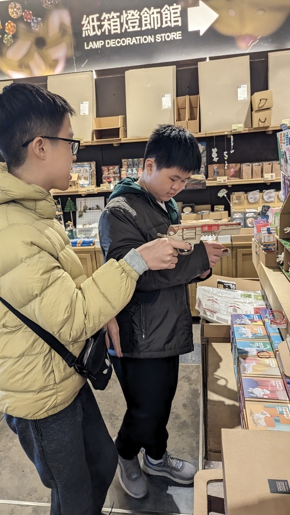 2024 1215 用完早餐，來到小朋友超愛的 紙箱王Car