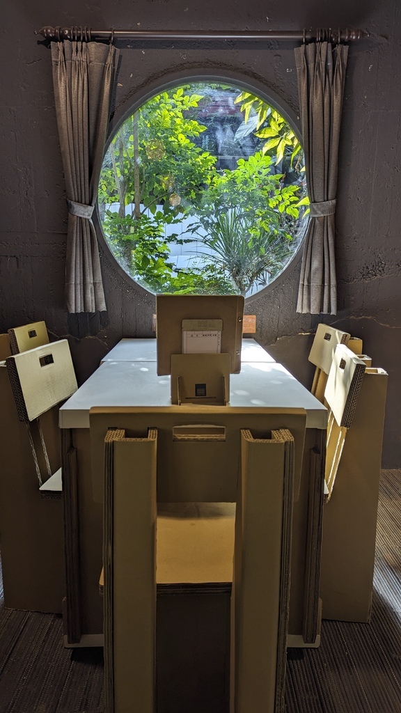 2024 1215 用完早餐，來到小朋友超愛的 紙箱王Car