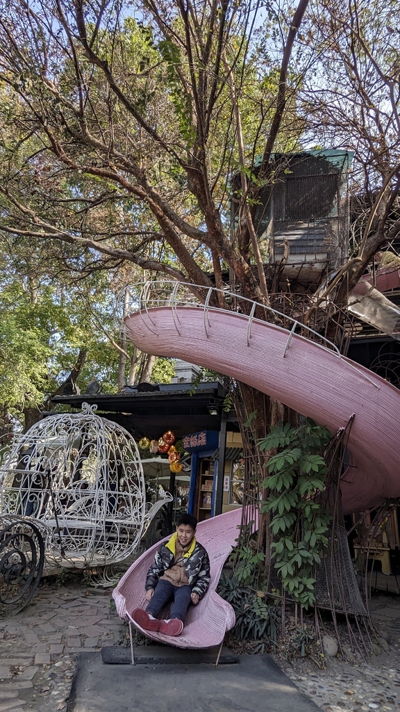 2024 1215 用完早餐，來到小朋友超愛的 紙箱王Car