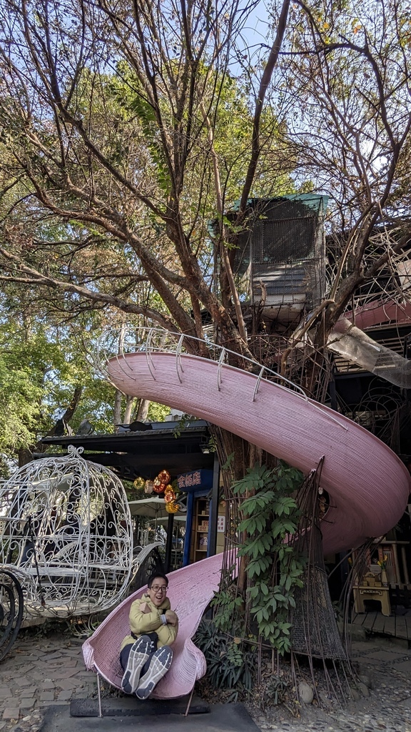 2024 1215 用完早餐，來到小朋友超愛的 紙箱王Car