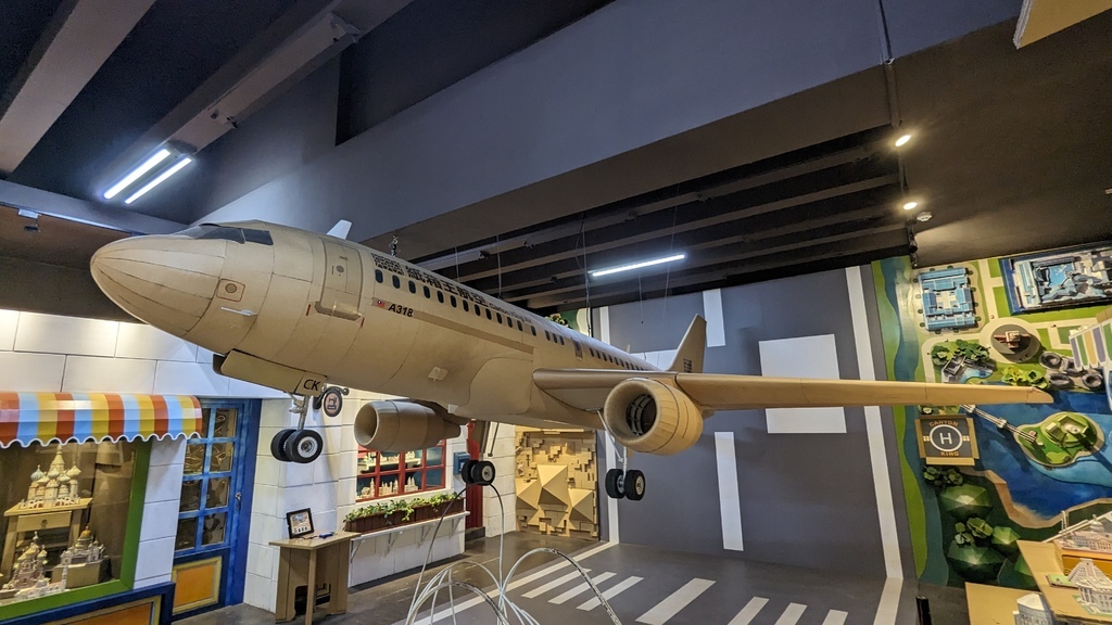 2024 1215 用完早餐，來到小朋友超愛的 紙箱王Car