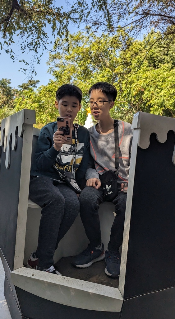 2024 1215 用完早餐，來到小朋友超愛的 紙箱王Car