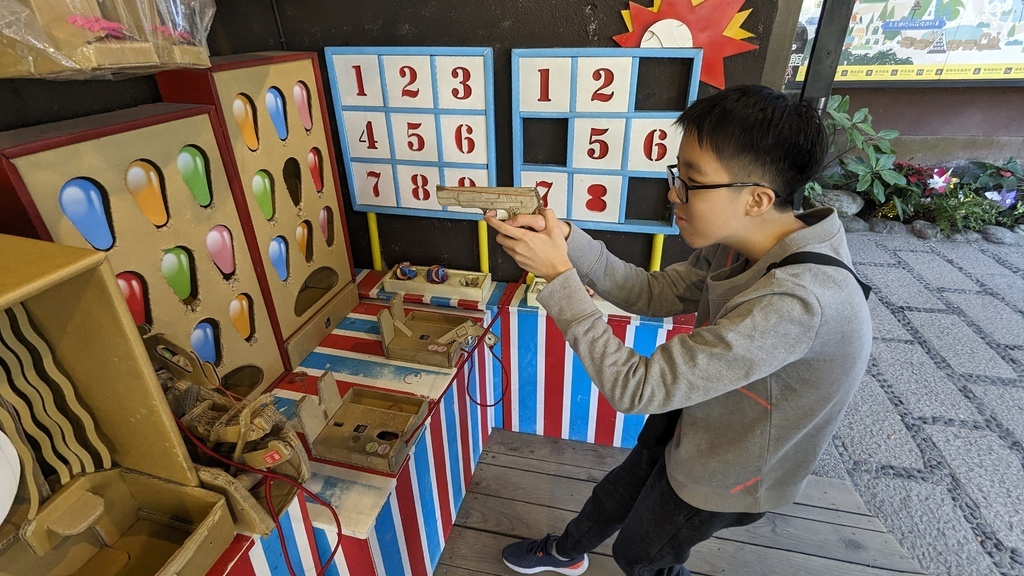 2024 1215 用完早餐，來到小朋友超愛的 紙箱王Car