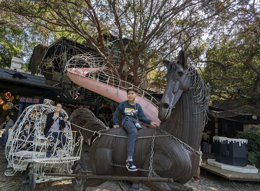 2024 1215 用完早餐，來到小朋友超愛的 紙箱王Car