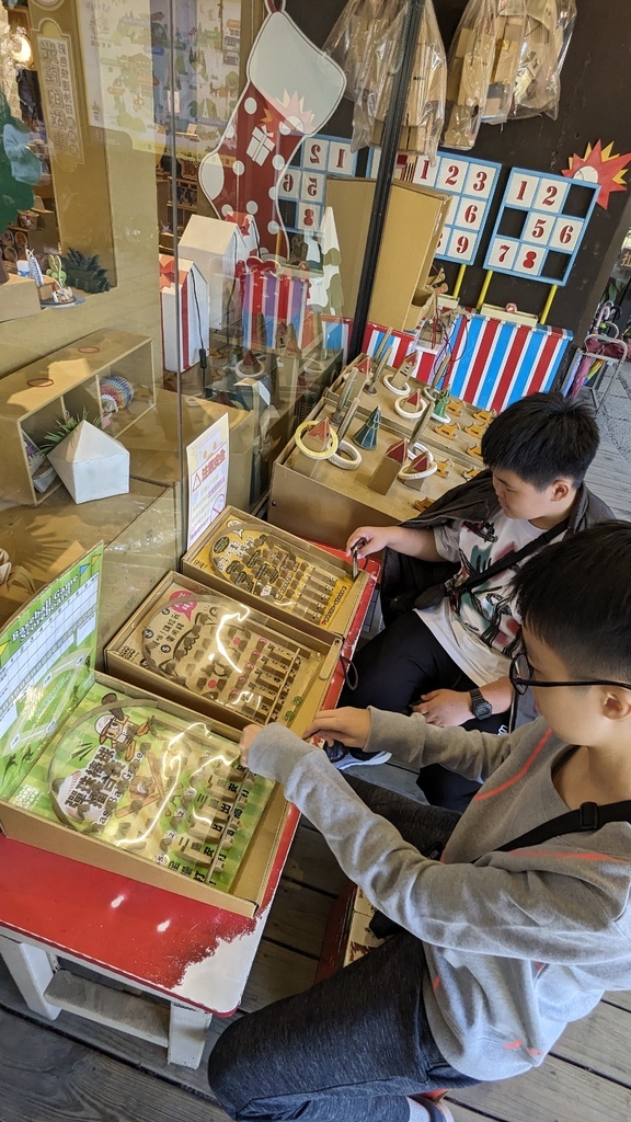 2024 1215 用完早餐，來到小朋友超愛的 紙箱王Car