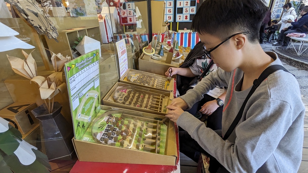 2024 1215 用完早餐，來到小朋友超愛的 紙箱王Car