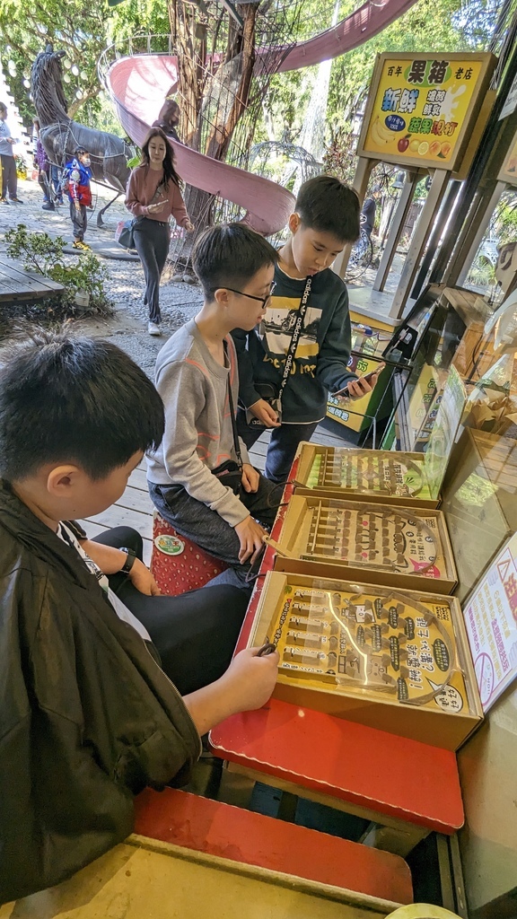 2024 1215 用完早餐，來到小朋友超愛的 紙箱王Car