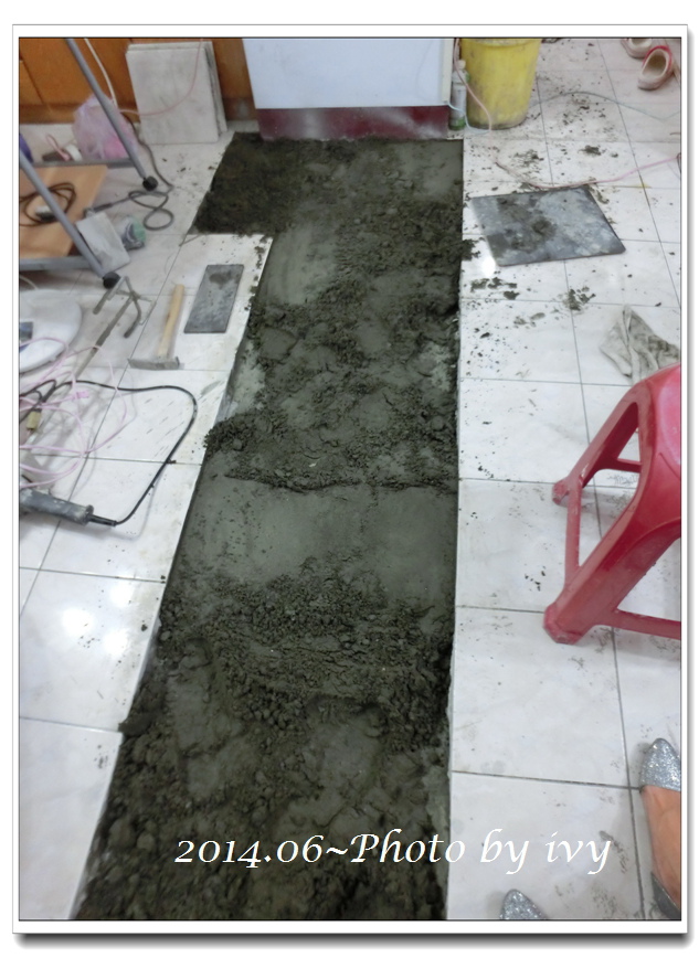 DAY8~鋪設地板磁磚、客廳磁磚 DAY8~鋪設地板磁磚、客廳磁磚